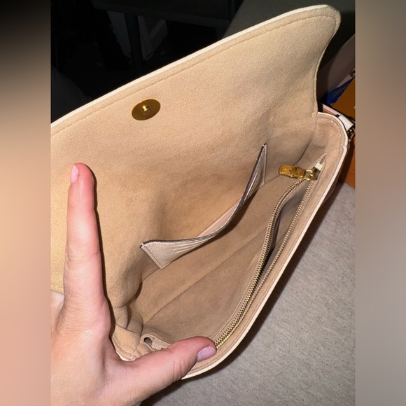 Authentic Louis Vuitton ivy wallet on chain in cream - Picture 5 of 10